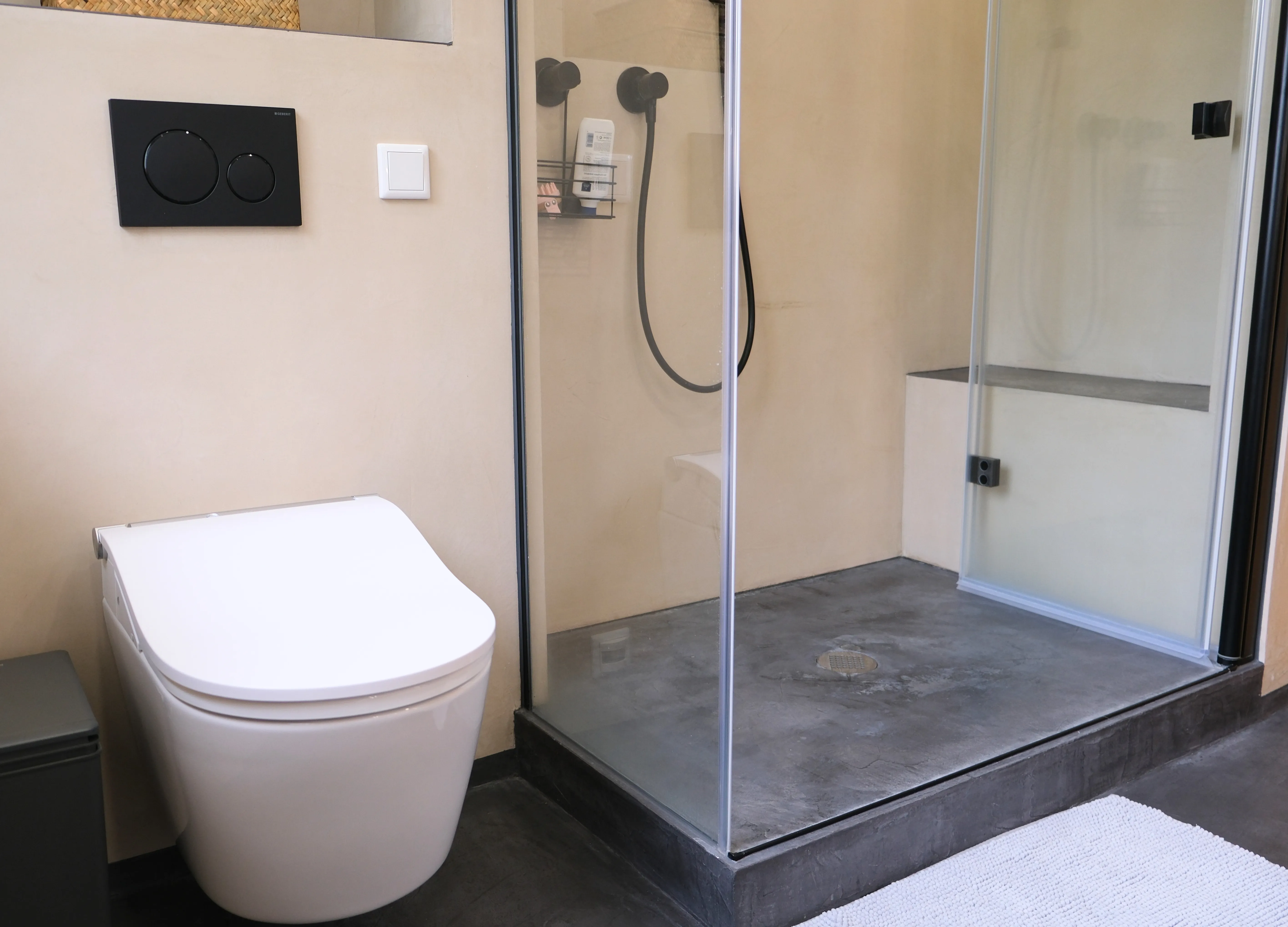 Barrierefreies Bad von Heidemann mit bodengleicher Dusche und Wand-WC