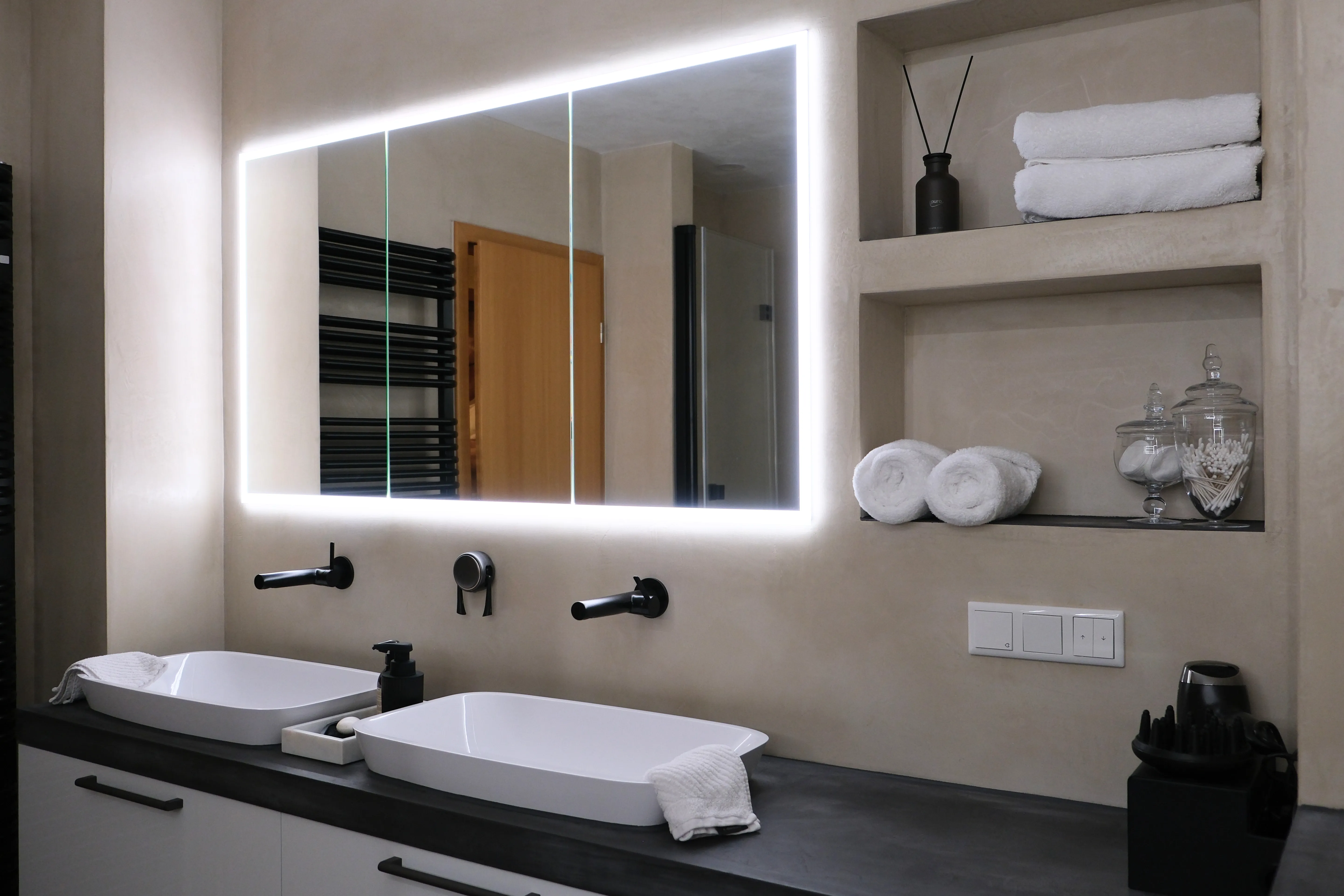 Modernes Badezimmer mit Doppelwaschtisch und LED-Spiegel von Heidemann