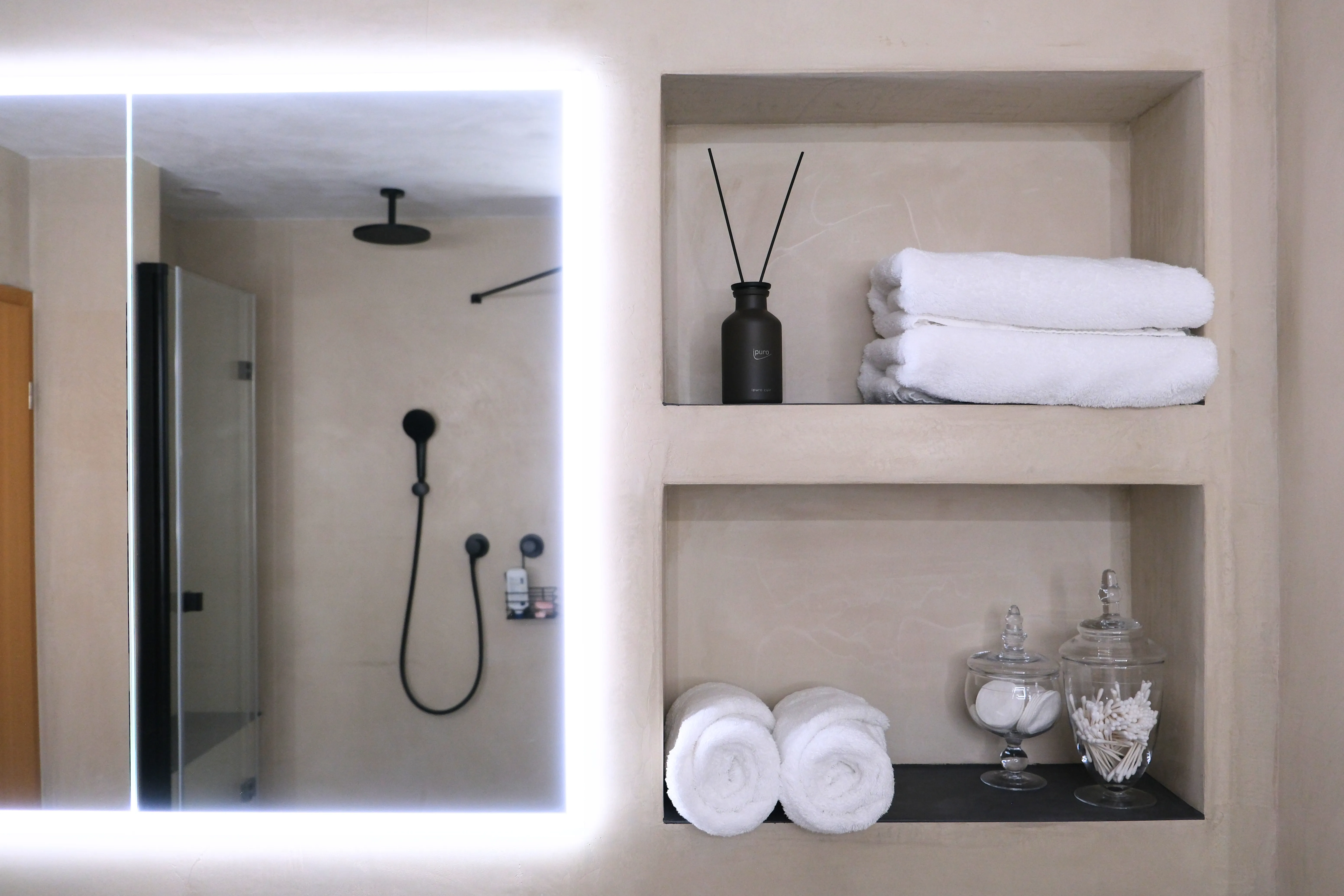 Wellnessbad von Heidemann mit Regendusche und beleuchteter Wandnische