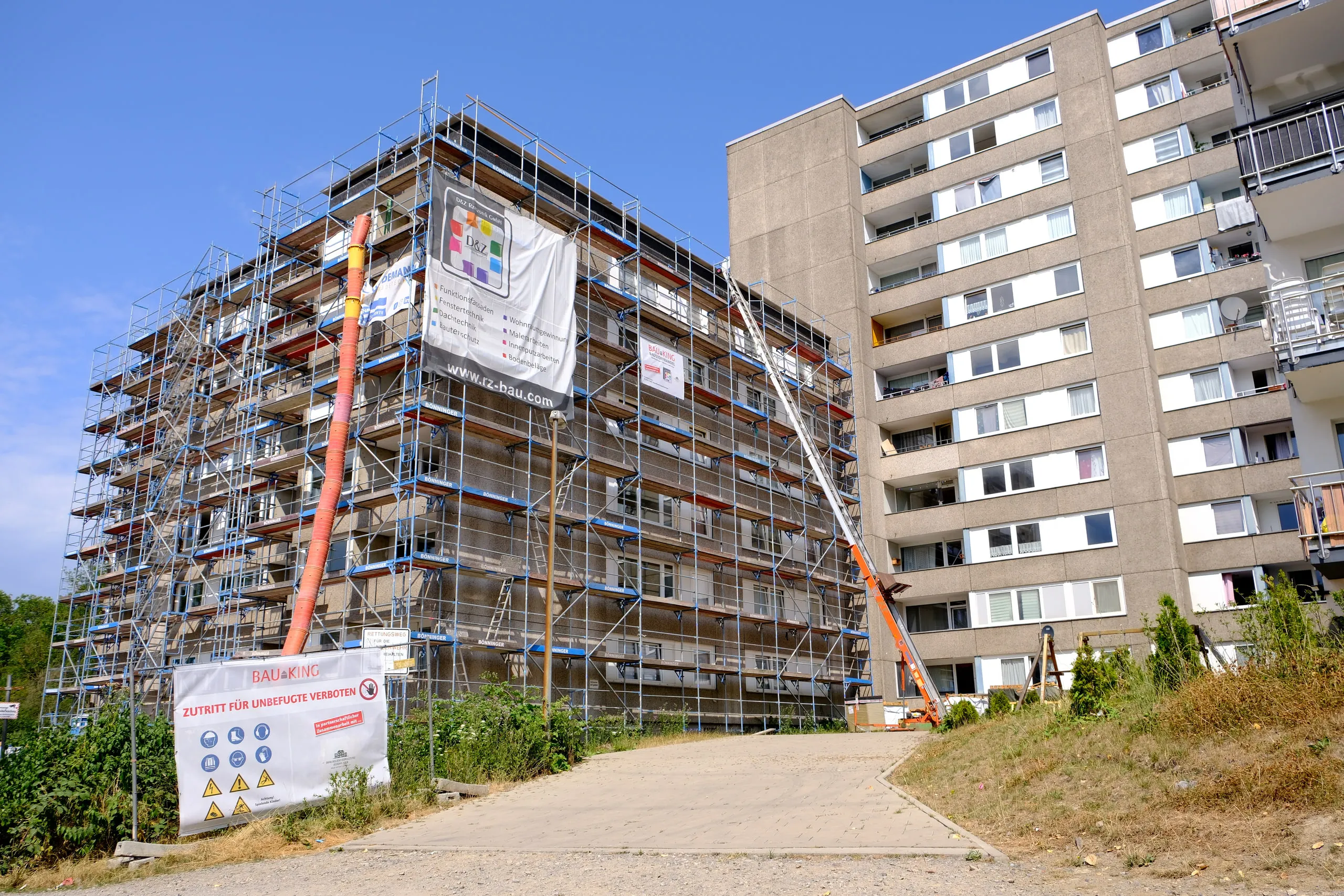 Eingerüstetes Mehrfamilienhaus, eine Baustelle von Heidemann Gebäudetechnik