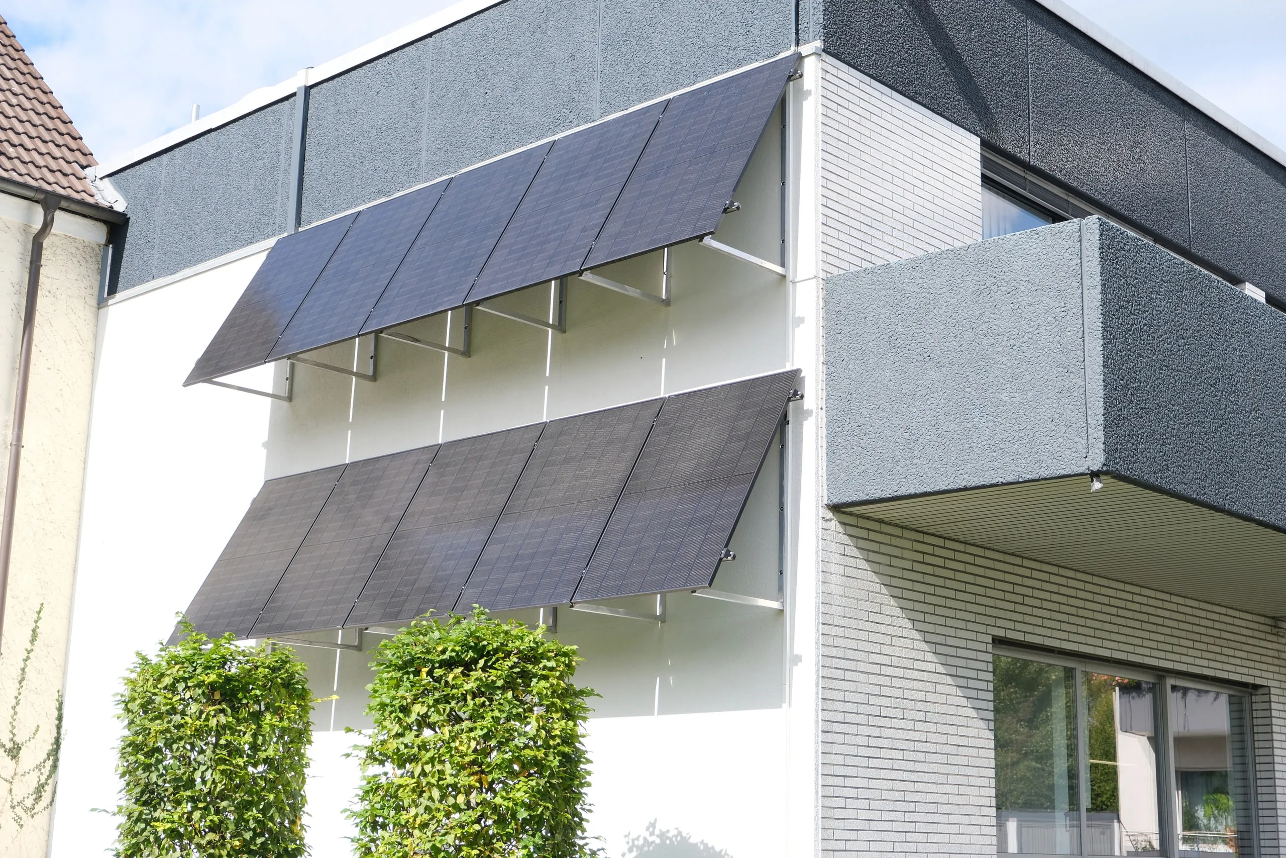 Photovoltaikanlage als Fassadenverschattung an einem Mehrfamilienhaus, installiert von Heidemann