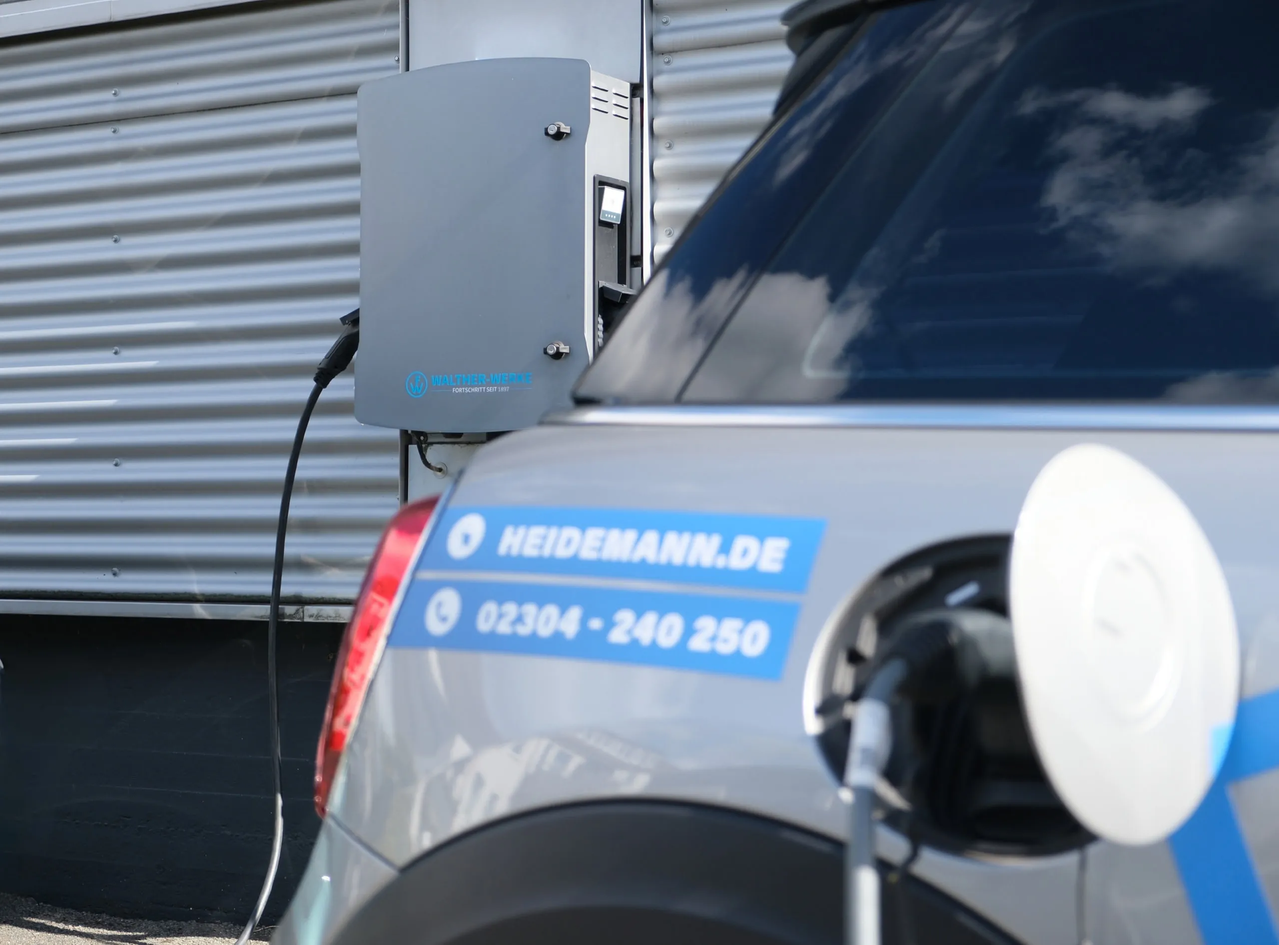Elektrofahrzeug des Heidemann-Fuhrparks an einer Wallbox beim Laden
