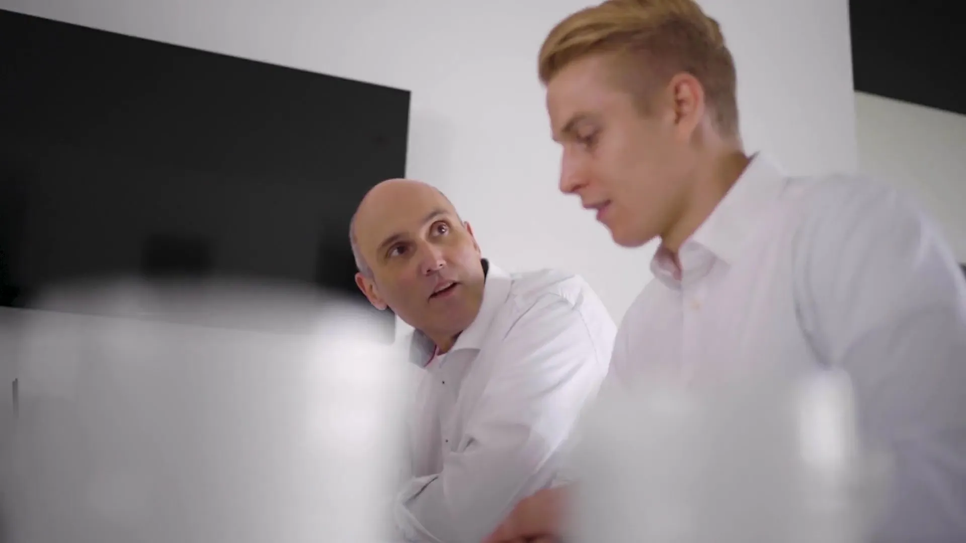 Frank Müller im Gespräch mit einem Kollegen am Besprechungstisch