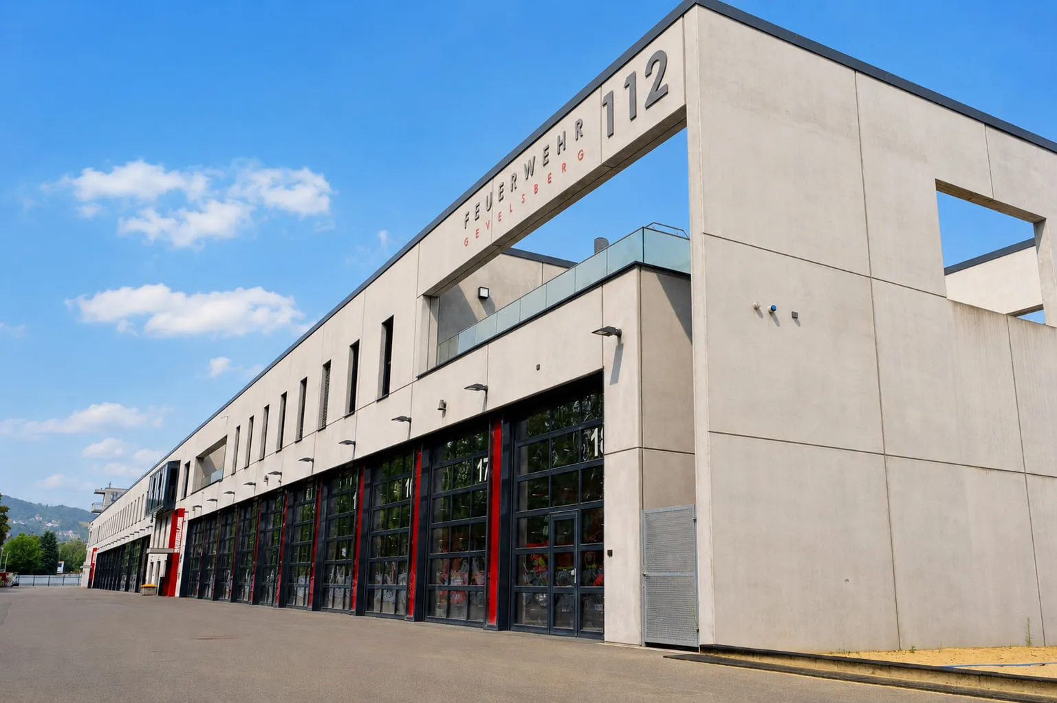 Feuerwache Gevelsberg mit Sichtbetonfassade und Fahrzeughalle