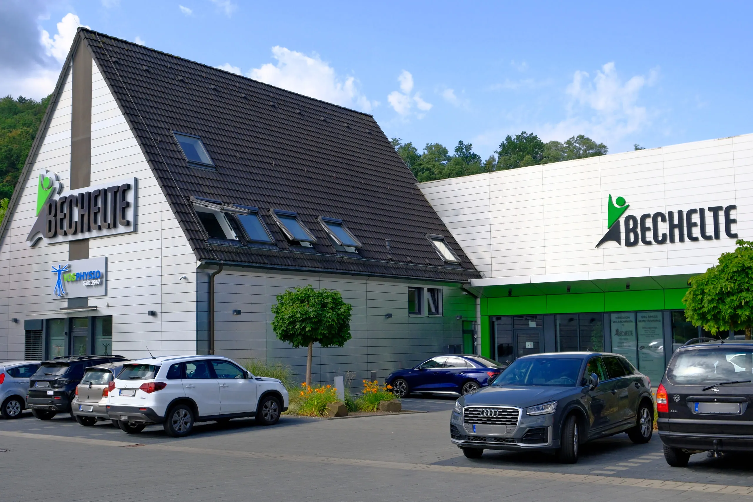 Sportpark Bechelte mit Satteldach und grüner Fassade