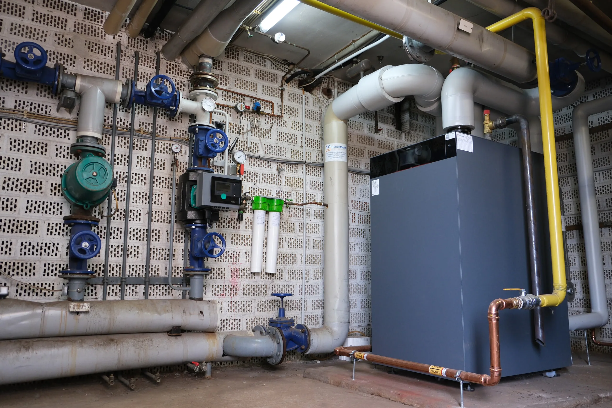 Neuer Gas-Brennwertkessel mit Pumpen, Armaturen und gelber Gasleitung