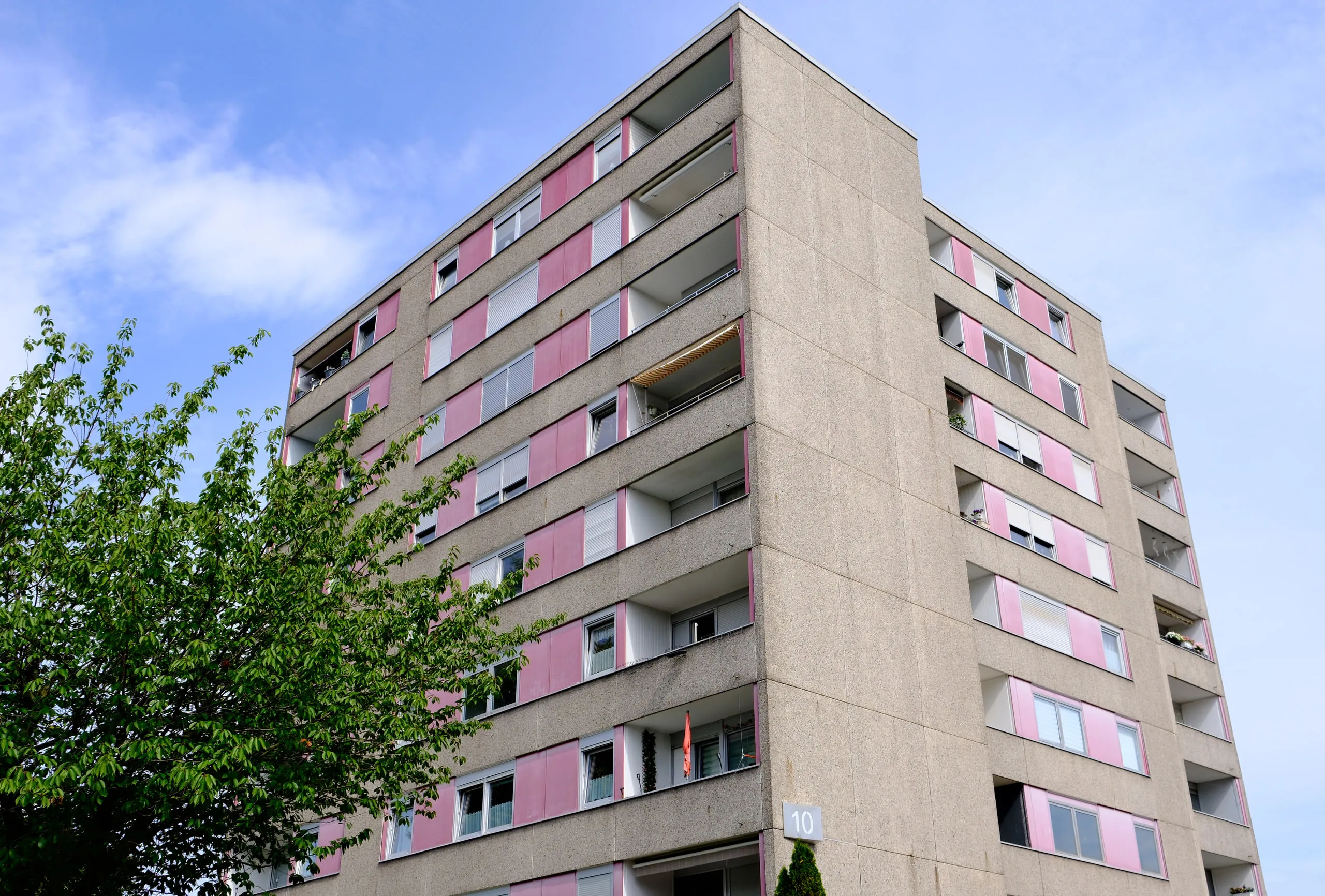 Mehrfamilienhaus in Schwerte mit rosafarbenen Balkonbrüstungen