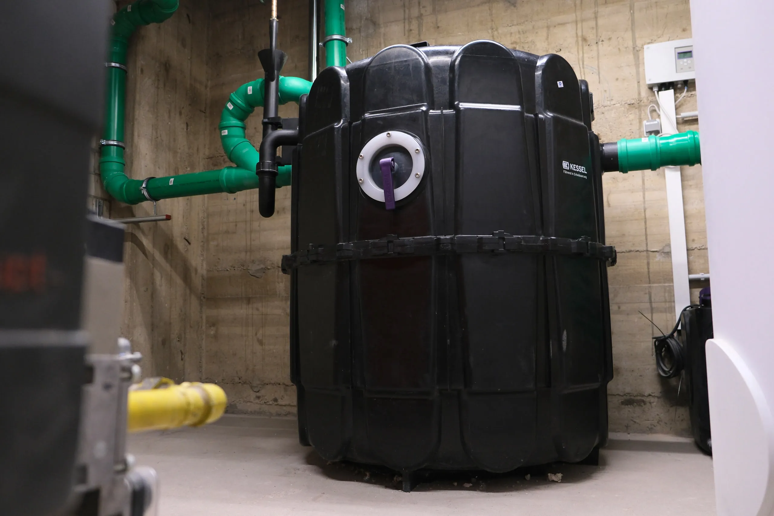 Entwässerungsanlage im Technikraum mit grünen Rohrleitungen