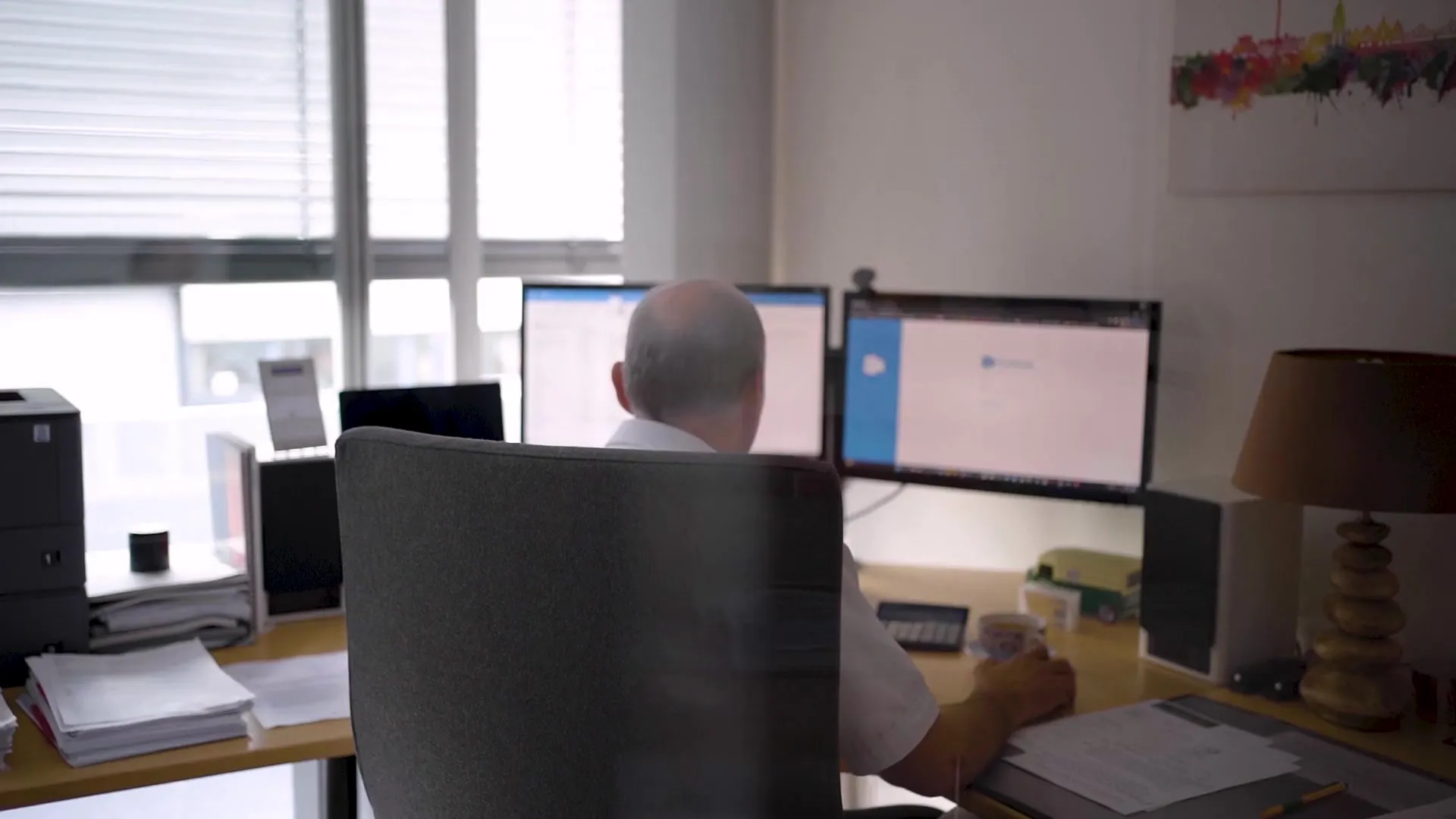 Mitarbeiter von Heidemann Gebäudetechnik am Arbeitsplatz im Büro in Schwerte