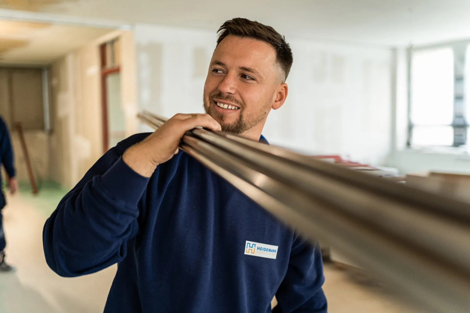 Fachkraft bei der Rohrmontage einer Heizungsanlage