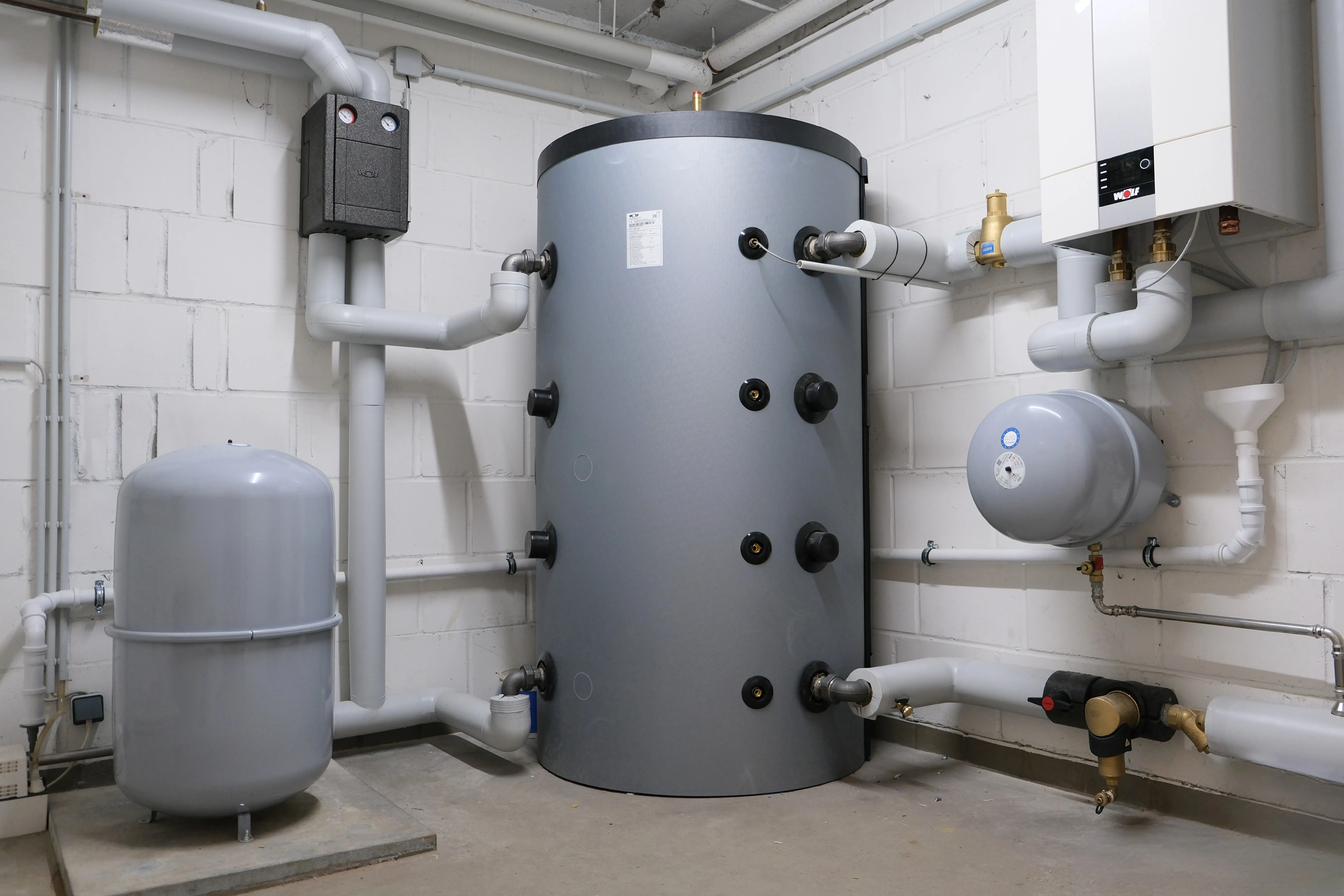 Pufferspeicher und Ausdehnungsgefäß einer Wärmepumpenanlage im Heizungsraum