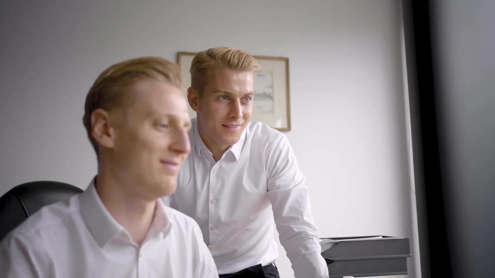 Jonas und Niklas Heidemann bei der Planung am Bildschirm im Büro in Schwerte